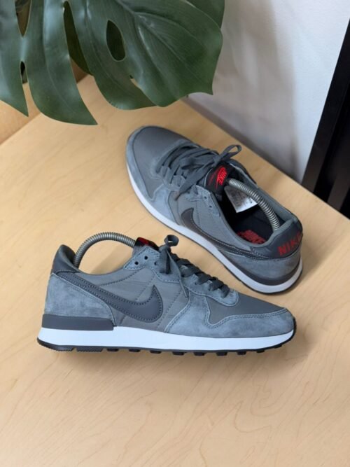 Nike Internacional Gris