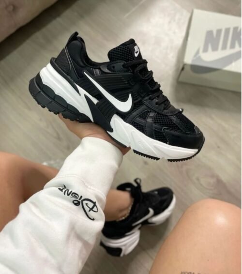 WhatsApp Image 2025-11-20 at 2.48.20 PM (3) Nike V2k Negro