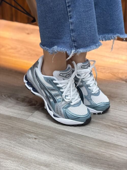 WhatsApp Image 2025-11-21 at 3.00.16 PM Asics Gel Kayano Azul Metallic
