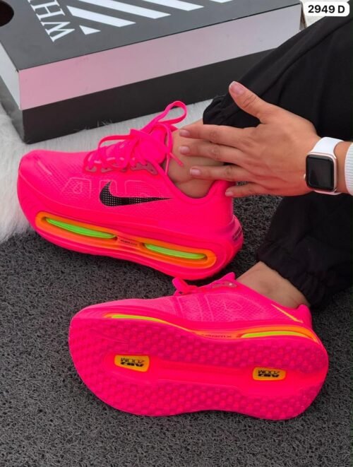 1ba72114-20c7-4bc1-99d2-4aae88a59183 Nike Vomero Premium Fucsia